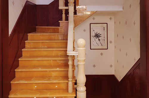 天水中式别墅室内汉白玉石楼梯的定制安装装饰效果